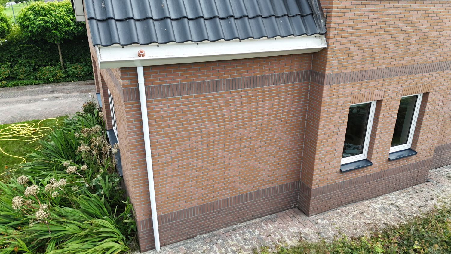 Gevel nadat het gereinigd is met softwash