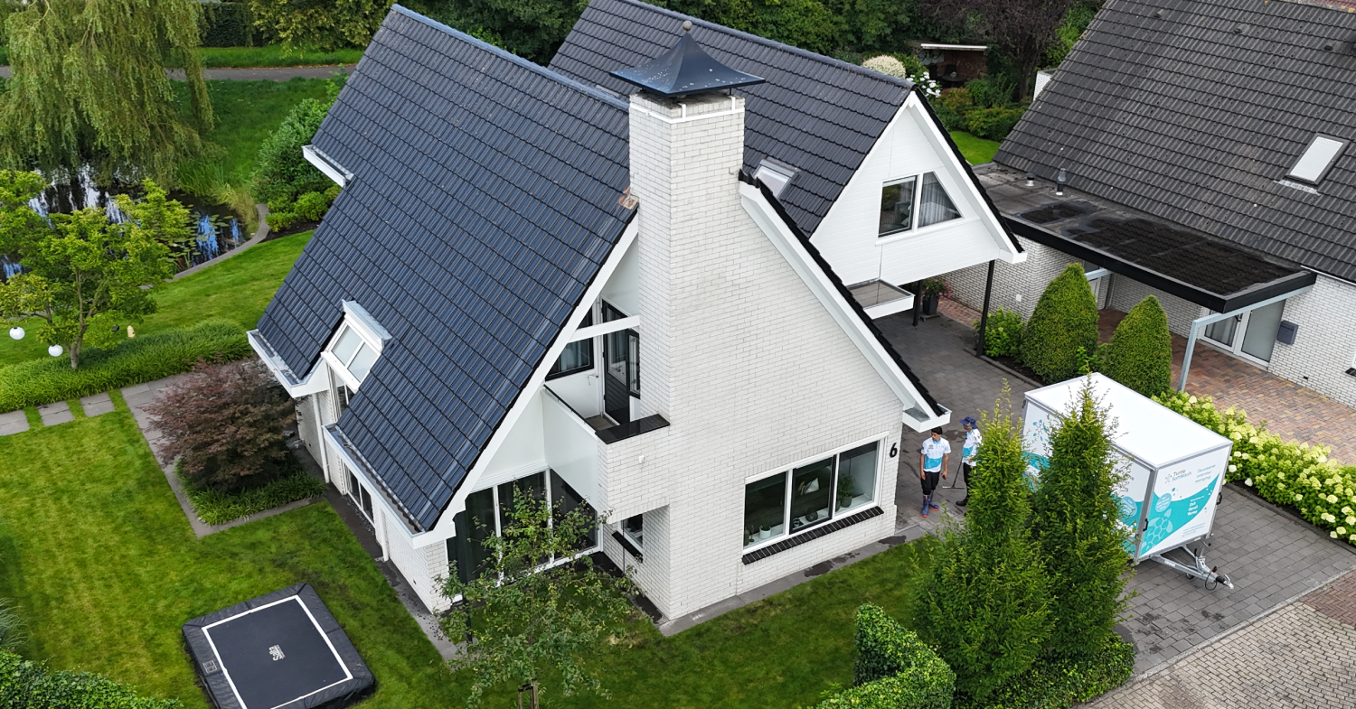 Gevel nadat het gereinigd is met softwash