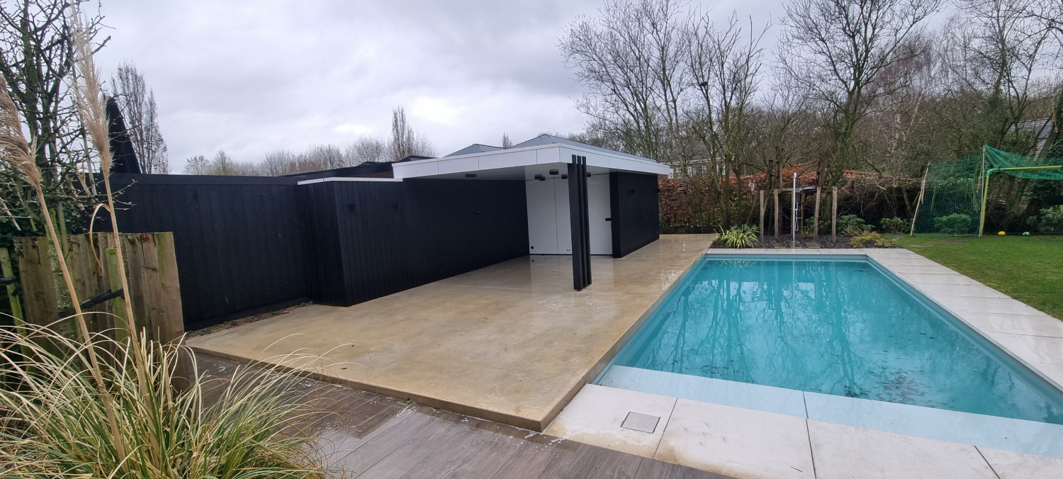 Zwembadrand nadat het gereinigd is met softwash