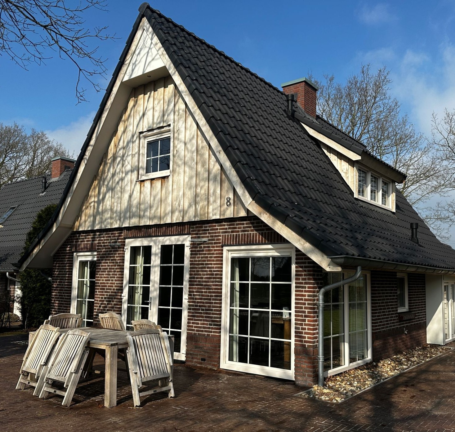 Gevel nadat het gereinigd is met softwash