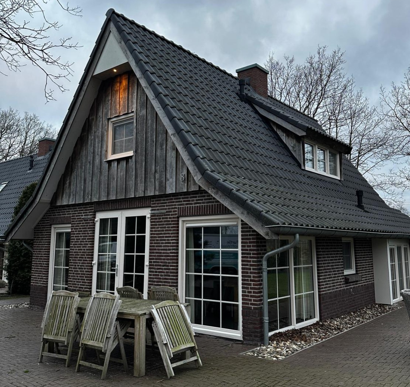 Gevel voordat het gereinigd is met softwash