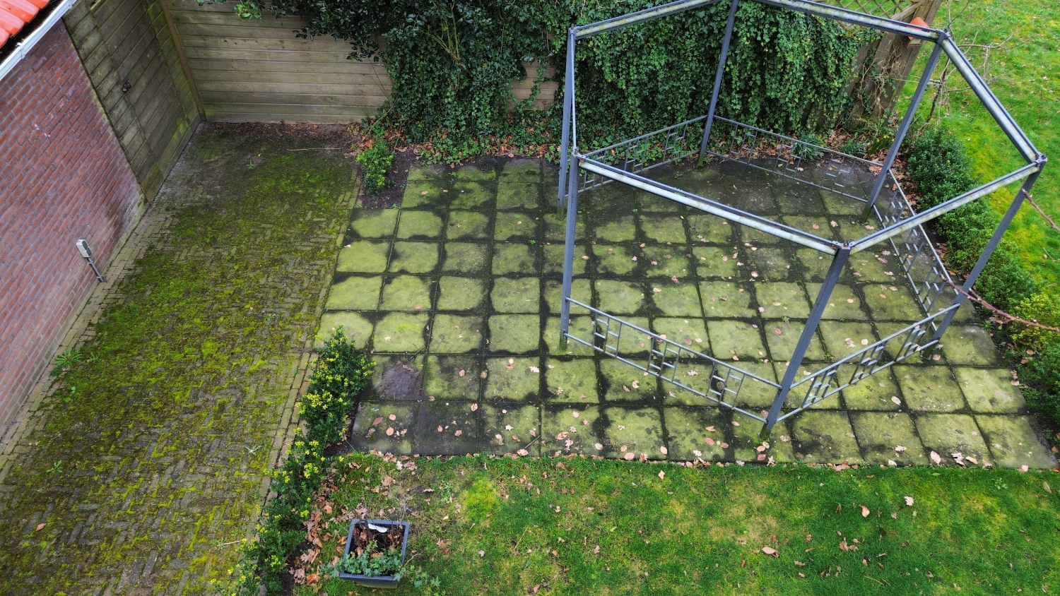 Terras voordat het gereinigd is met softwash
