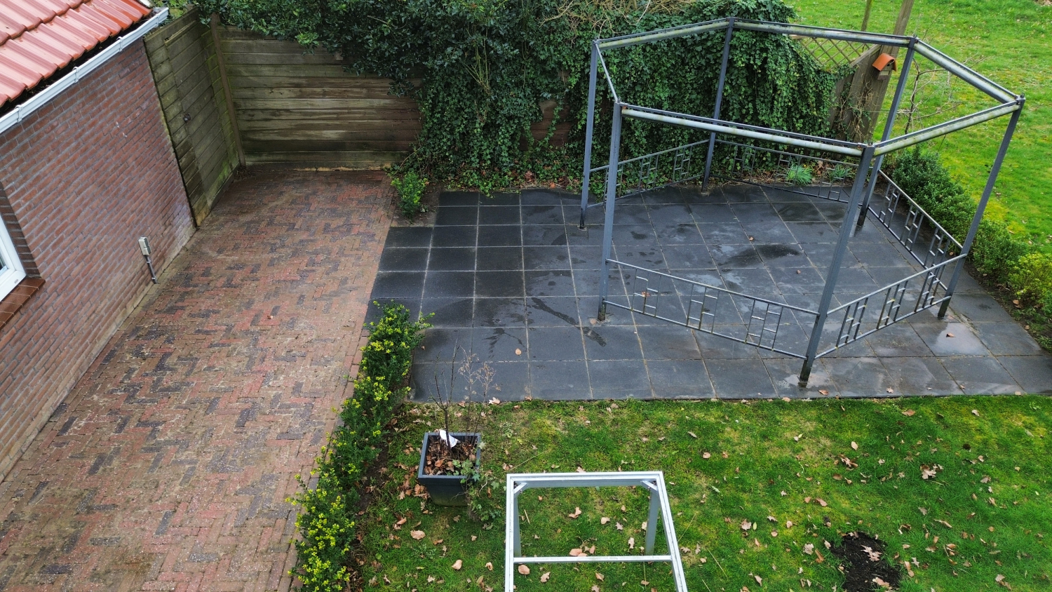 Terras nadat het gereinigd is met softwash