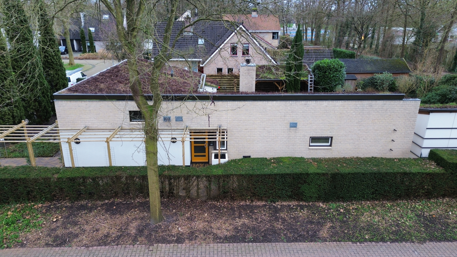 Gevel nadat het gereinigd is met softwash