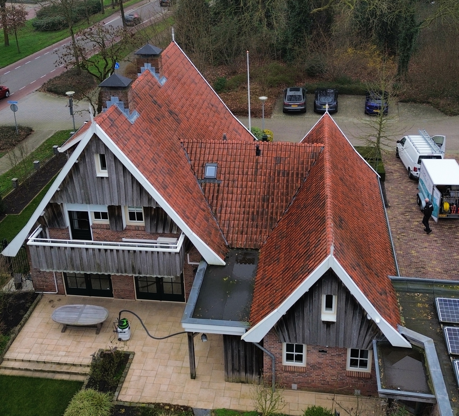 Gevel voordat het gereinigd is met softwash