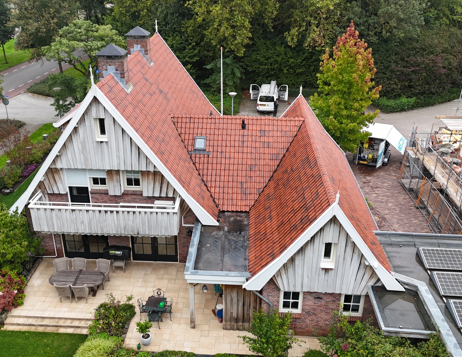 Gevel nadat het gereinigd is met softwash